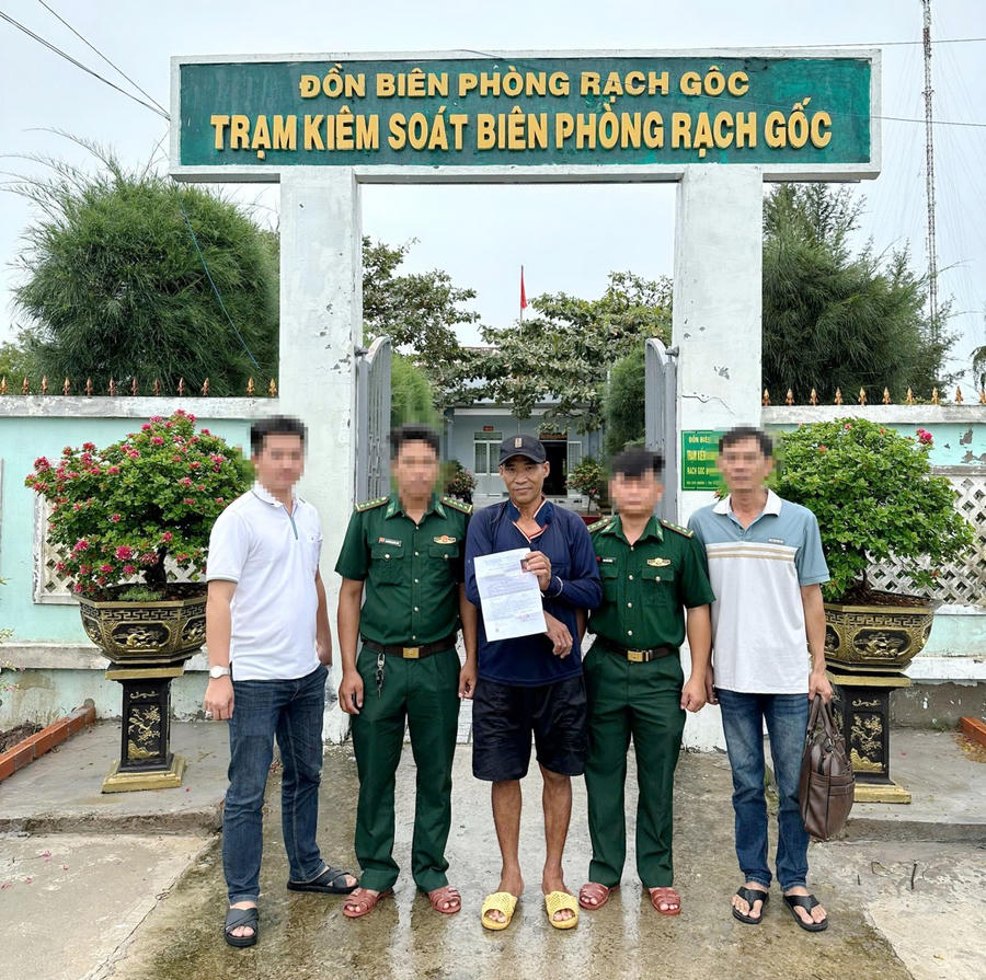 Đối tượng Bùi Văn Ngở (giữa) bị bắt giữ tại trạm kiểm soát biên phòng Rạch Gốc.