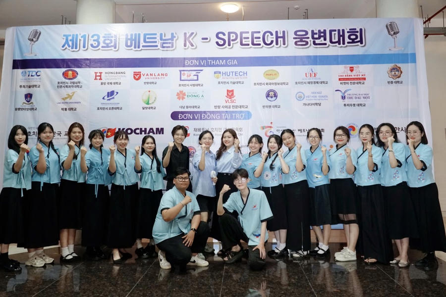 Các bạn sinh viên tham gia cuộc thi chụp hình lưu niệm