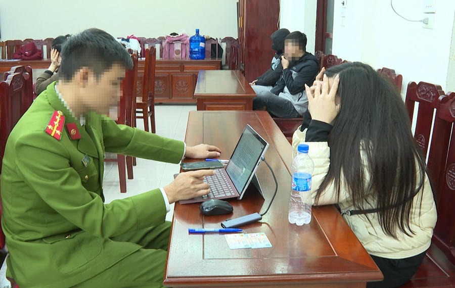 Các đối tượng liên quan về hành vi mua bán dâm tại cơ quan Công an. (Ảnh: CATH)