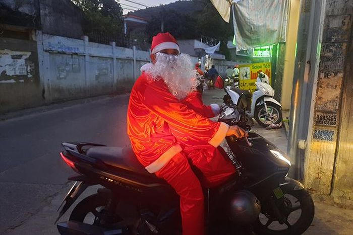 Ông già Noel tất bật chuyển những gói quà cuối cùng đến tay các bé.