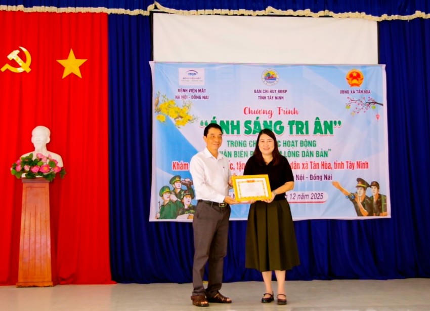 Chính quyền các địa phương trao Thư cảm ơn cho đại điện Bệnh viện mắt Hà Nội - Đồng Nai