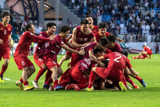 Các tuyển thủ Việt Nam ăn mừng sau khi đánh bại tuyển Jordan để vào tứ kết Asian Cup 2019. Ảnh: The Nation.
