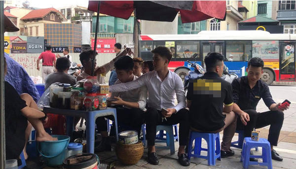 Hình ảnh nhân viên salon tóc giả bán trà đá được cắt từ clip.