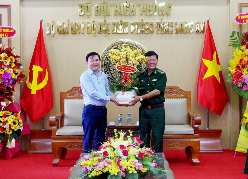 Phó Bí thư Thường trực Tỉnh ủy tặng hoa chúc mừng Bộ đội Biên phòng tỉnh. Ảnh: Luận Quâ