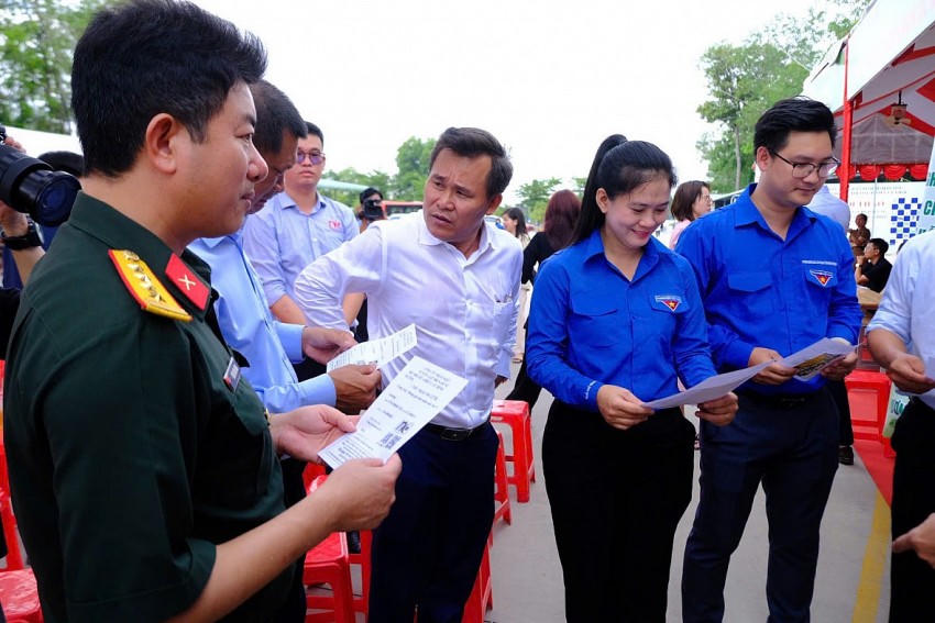 Tỉnh đoàn Bình Dương phối hợp cùng Bộ CHQS tỉnh và Trường trung cấp nghề nghiệp vụ tỉnh Bình Dương tổ chức Ngày hội hướng nghiệp.