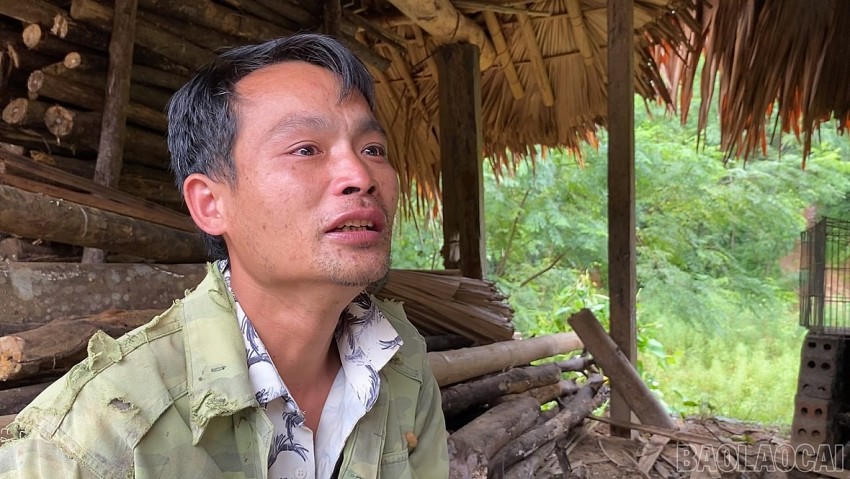 Anh Hoàng Văn Thới nấc nghẹn trước những mất mát quá lớn do trận lũ quét kinh hoàng để lại. Ảnh: Báo Lào Cai.