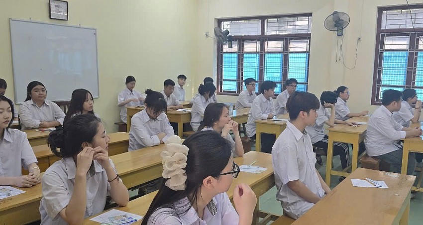 Thí sinh cả nước đang hoàn thành chặng cuối của Kỳ thi tốt nghiệp THPT 2025 với các môn tự chọn.