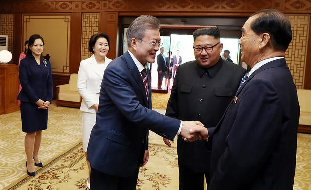 Giới quan sát cho rằng việc ông Kim, lãnh đạo một quốc gia, thừa nhận những thiếu sót trước mặt một nguyên thủ khác là không dễ dàng. Ông Kim có thể sử dụng cách tiếp cận khiêm tốn và chân thành này để chứng minh thành ý thật sự của Triều Tiên trong việc phi hạt nhân hóa.