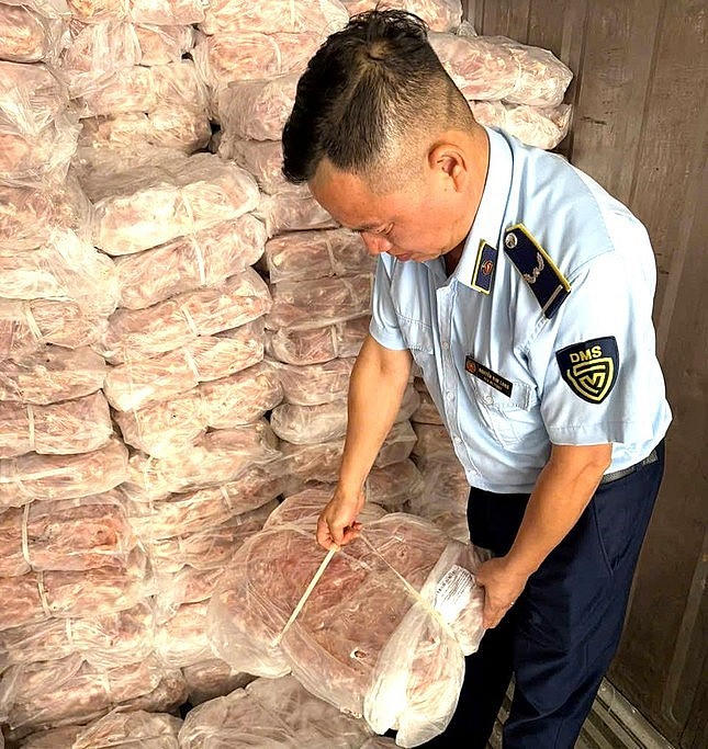 Lực lượng Quản lý thị trường Lào Cai phát hiện 1,5 tấn chân gà đông lạnh không rõ nguồn gốc xuất xứ.