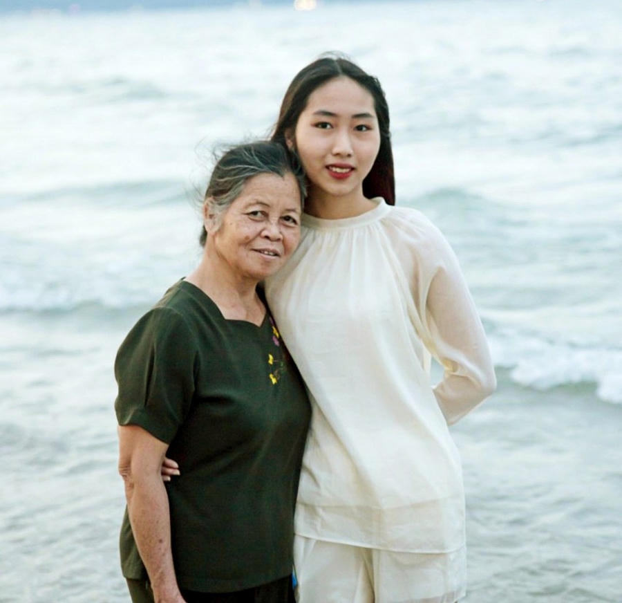 Mới ngày nào bà còn ẵm ngửa, nay cháu đã là sinh viên năm cuối trường Sư phạm. (Ảnh: NVCC)
