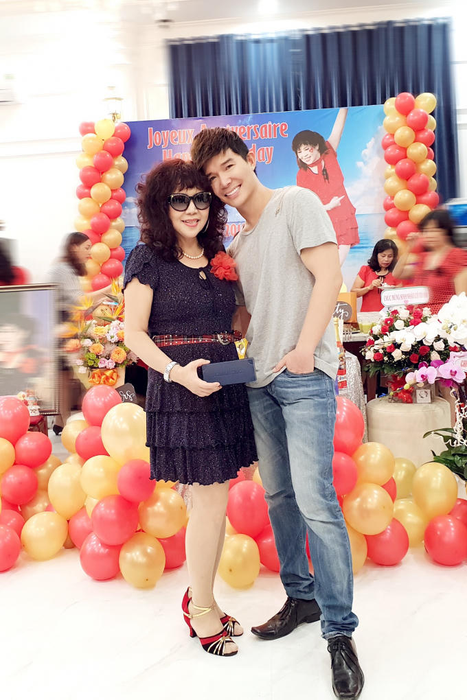 Nathan Lee tình cảm mừng sinh nhật mẹ tiến sĩ, hé lộ căn villa chục triệu đô trên biển Vũng Tàu