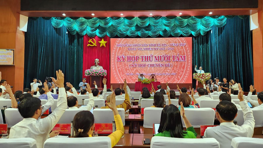 Các đại biểu HĐND tỉnh biểu quyết thông qua nghị quyết phê duyệt chủ trương đầu tư dự án