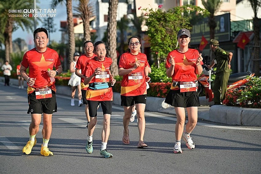 Hơn 5.000 vận động viên đã tham gia giải chạy với chủ đề “Chung một quyết tâm – Vì cộng đồng không ma túy”, diễn ra tại Quảng trường 30-10, TP Hạ Long, tỉnh Quảng Ninh.