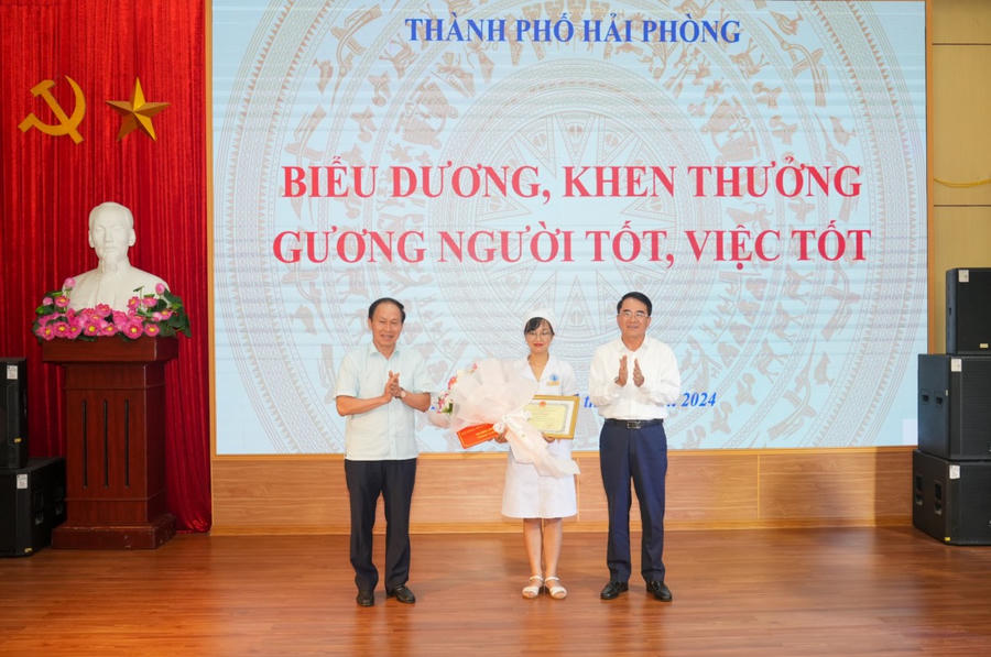 Lãnh đạo TP Hải Phòng tặng Bằng khen và hoa biểu dương nữ điều dưỡng cứu sống em bé bị sặc sữa. Ảnh: haiphong.gov.vn