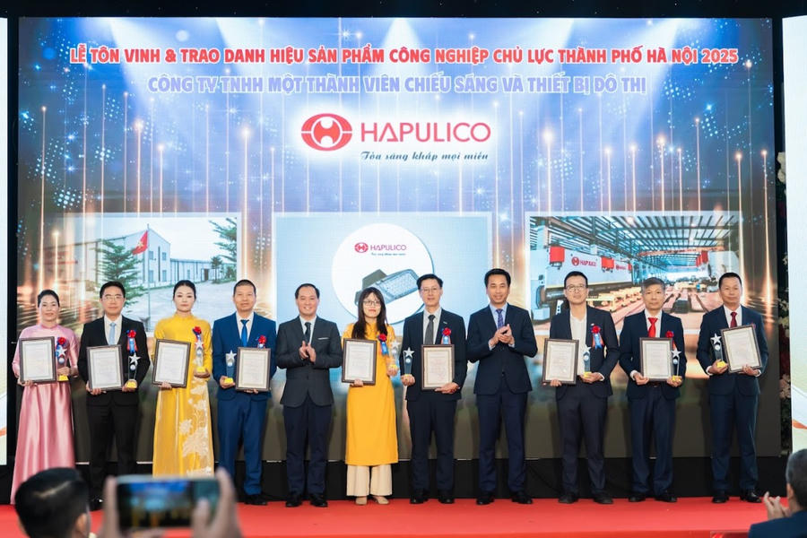 Ban tổ chức trao chứng nhận Sản phẩm công nghiệp chủ lực cho các doanh nghiệp.