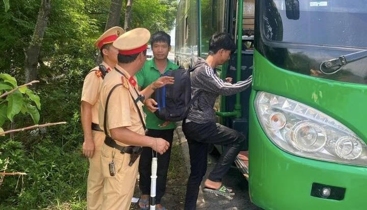CSGT Thừa Thiên Huế hỗ trợ thanh niên đón xe về Nghệ An.