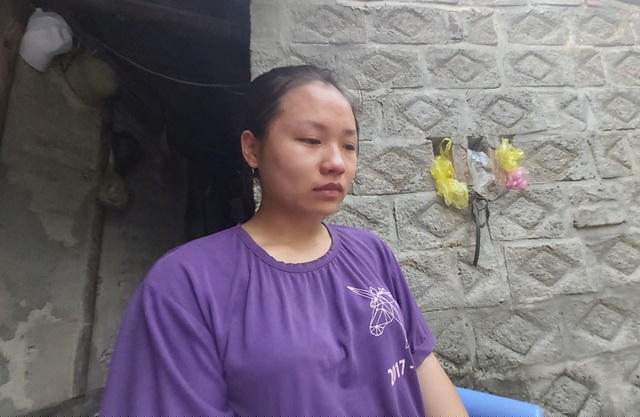 Thi được 28 điểm 3 môn xét tuyển đại học, có cơ hội rất lớn để bước chân vào giảng đường đại học, nhưng vì hoàn cảnh gia đình, Hằng ngậm ngùi cho biết, em sẽ ở nhà đi làm phụ giúp bố mẹ nuôi em ăn học.