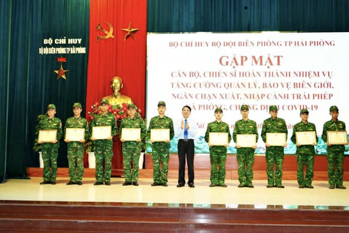 Phó Chủ tịch UBND TP Lê Khắc Nam tặng Bằng khen của Chủ tịch UBND TP cho cán bộ, chiến sĩ