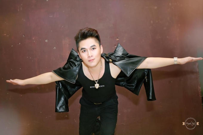 Ca sỹ Du Thiên với phong cách ăn mặc bụi bặm. (ảnh: NVCC).