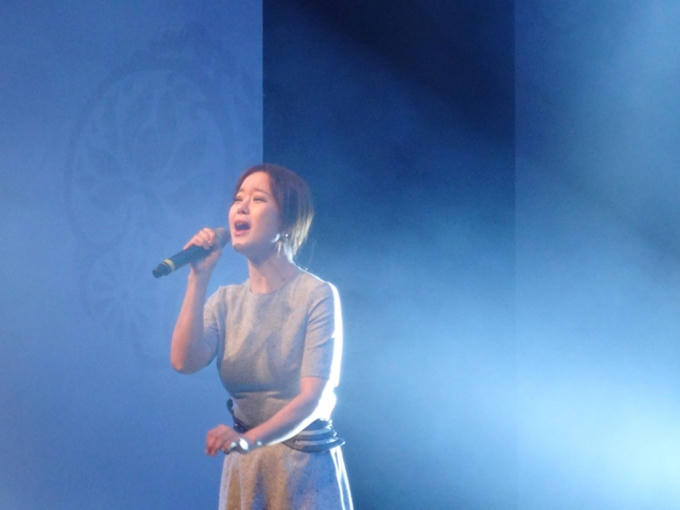 Baek Ji Young mở đầu với tình khúc buồn Like being hit by a bullet