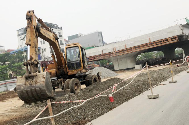 Công trường giao thông hối hả thi công sau khi dỡ lệnh 'đóng cửa' - ảnh 7