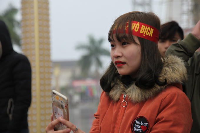 H&agrave;ng ng&agrave;n người h&acirc;m mộ đội mưa r&eacute;t đ&oacute;n ch&agrave;ng tiền đạo số 10 xứ Nghệ