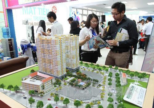 Khách tham quan triển lãm giới thiệu khu nhà ở xã hội. Ảnh: Thanh Vũ/TTXVN