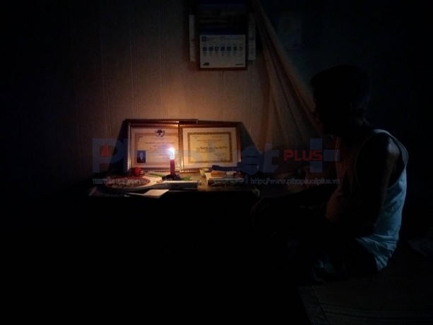 Ông Nguyễn Xuân Quyết (71 tuổi), ốm yếu, bức xúc: “Mấy ngày nay tôi đang ốm, điện mất là mất luôn nước khiến tôi không thể nghỉ ngơi. Ngày nghỉ lễ con cháu sum vầy về thăm, nhưng nóng quá chúng nó không chịu được nên lại sơ tán đi chỗ khác, khiến tôi rất buồn!”