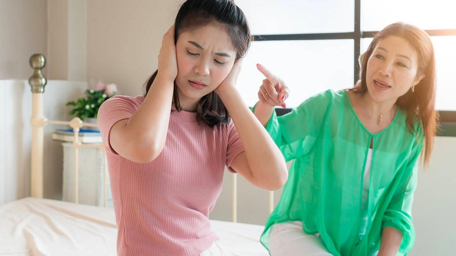 Không nên xem nhẹ việc trẻ không giao tiếp với cha mẹ.