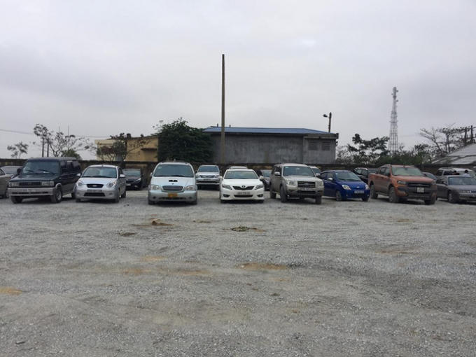 Một trong những bãi giữ xe tự phát thu của du khách 200 nghìn đồng cho một lượt gửi đến 9h tối cùng ngày.