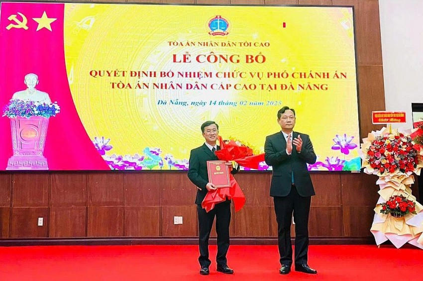 Ông Trần Huy Đức (trái) nhận quyết định bổ nhiệm Phó Chánh án TAND cấp cao tại Đà Nẵng.