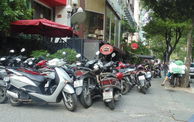 Vỉa hè bị quán cà phê biến thành bãi giữ xe trên đường Lê Thánh Tôn.