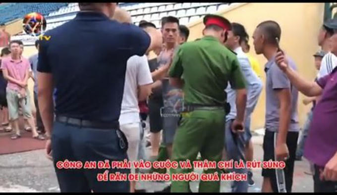 Lực lượng chức năng phải rút súng thị uy đám đông muốn ăn thua với cầu thủ Quảng Nam.