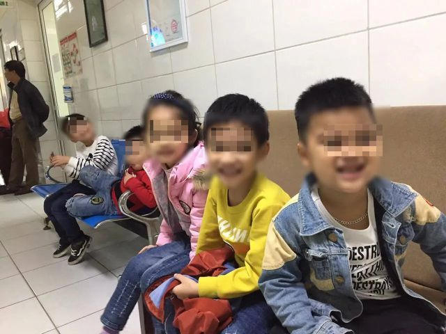 Trẻ em được đưa đến khám đa phần là lứa tuổi mẫu giáo, tiểu học. (Ảnh: H.Hải)