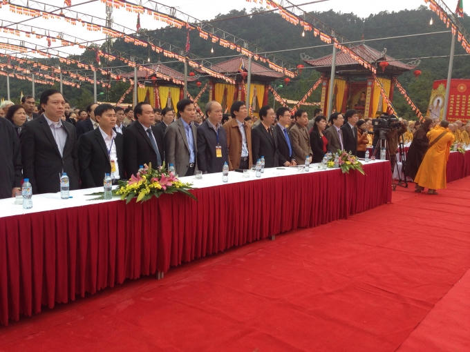 Đại biểu Trung ương, tỉnh Quảng Ninh, thành phố Uông Bí và giáo hội phật giáo Việt Nam cung kính cử hành nghi lễ tưởng nhớ Phật Hoàng