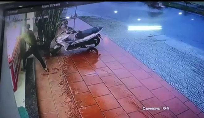 Hình ảnh đối tượng đập tủ trưng bày vàng tại tiệm Thảo Vân được camera ghi lại.