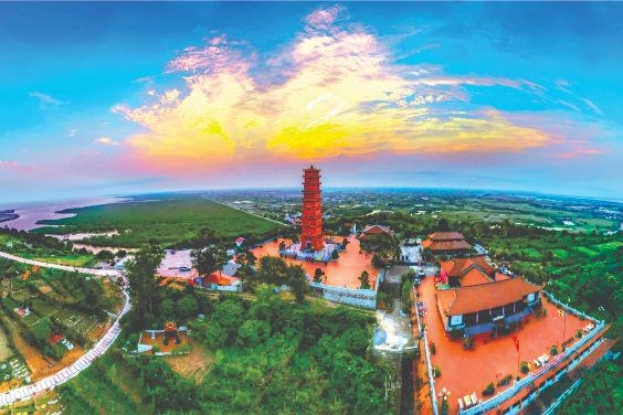 Tháp Tường Long, ngọn tháp “rồng vàng hạ thế”. (Ảnh: Đức Nghĩa)