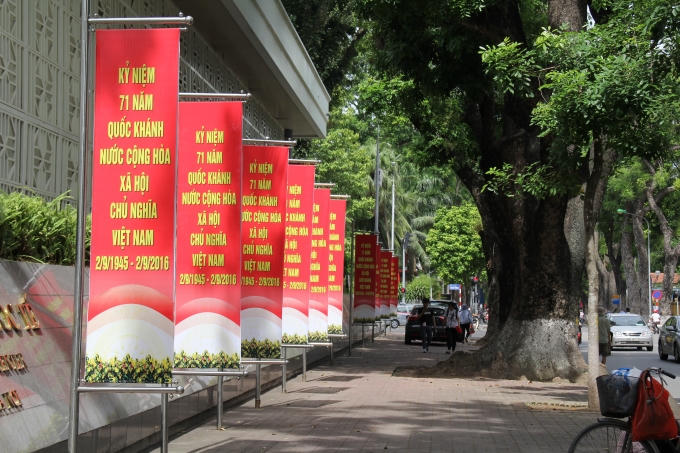 Hàng trăm những băng rôn, khẩu hiệu chào mừng Quốc Khánh 2/9.