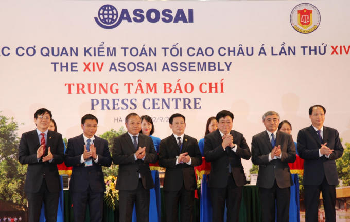 Các đại biểu chụp ảnh lưu niệm.