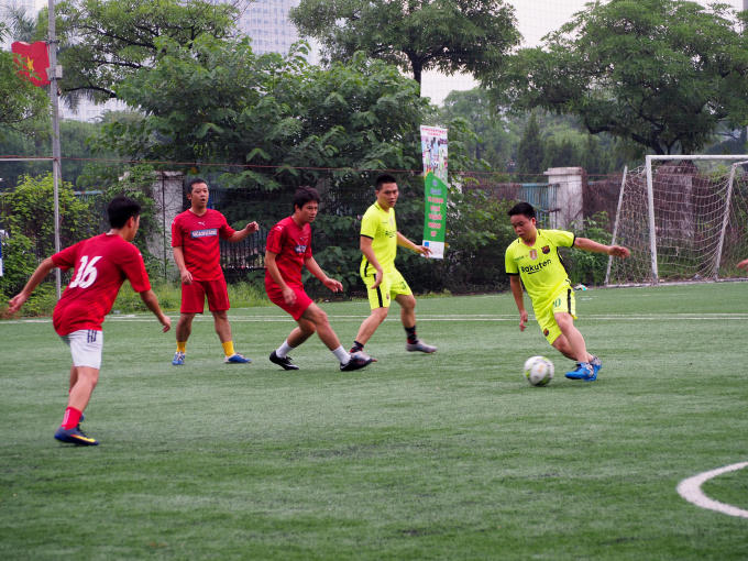 Một pha đi bóng của cầu thủ Minh Hữu của đội bóng Pháp luật Việt Nam.