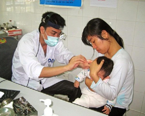 Trẻ thường kéo, giật tai kèm theo đó là sốt, bỏ bú là những dấu hiệu của bệnh viêm tai giữa. Ảnh: minh họa.