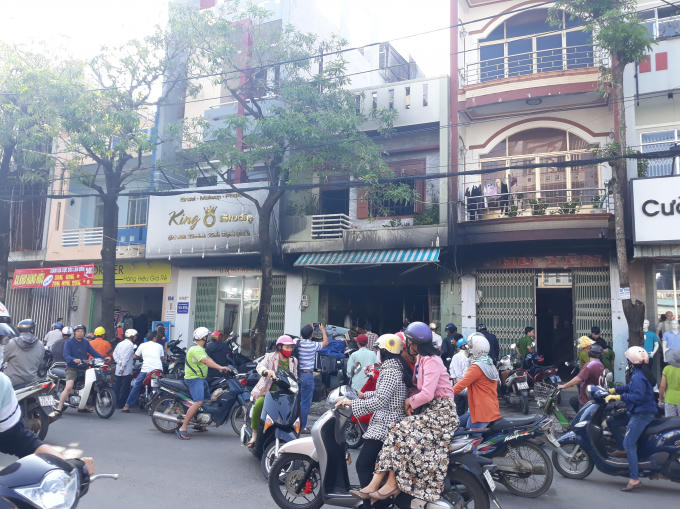 Rất đông người dân có mặt tại hiện trường theo dõi vụ việc.