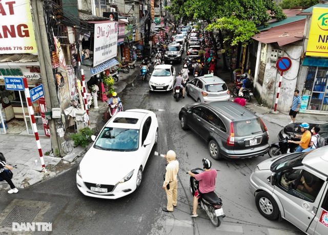 Vào giờ cao điểm, dân cư từ các tòa nhà đồng loạt đổ ra đường, đoạn đường Nguyễn Tuân như