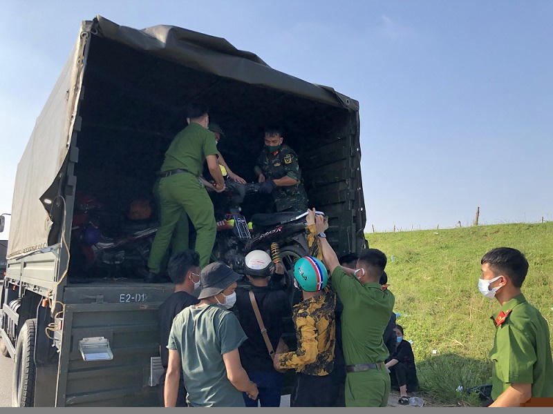 Người dân ở các tỉnh bạn sẽ được xe trung chuyển đưa qua địa bàn Phú Thọ bàn giao cho địa phương.