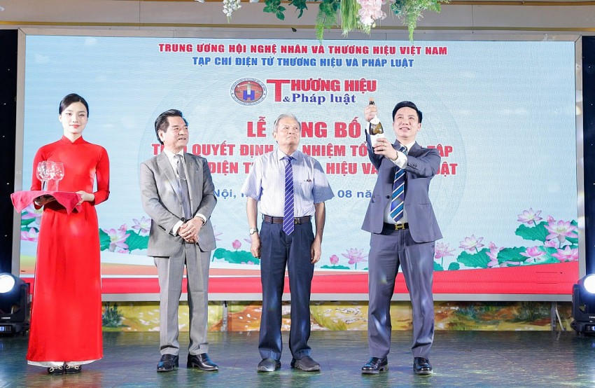 Nguyên Bộ trưởng Bộ Thông tin và Truyền thông Lê Doãn Hợp, Chủ tịch Hội Nghệ nhân và Thương hiệu Việt Nam và Tân Tổng Biên tập Cảnh Chi Tuyên khai tiệc tại buổi lễ