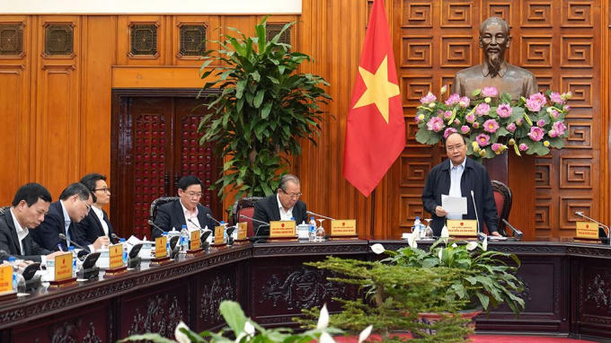 Thủ tướng Nguyễn Xuân Phúc chủ trì cuộc họp bàn giải pháp tháo gỡ khó khăn cho sản xuất, kinh doanh, thúc đẩy tăng trưởng kinh tế. Ảnh: Hiếu Nguyễn