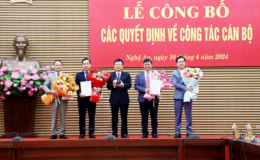 Lãnh đạo UBND tỉnh Nghệ An trao Quyết định cho các trường hợp được điều động, bổ nhiệm.