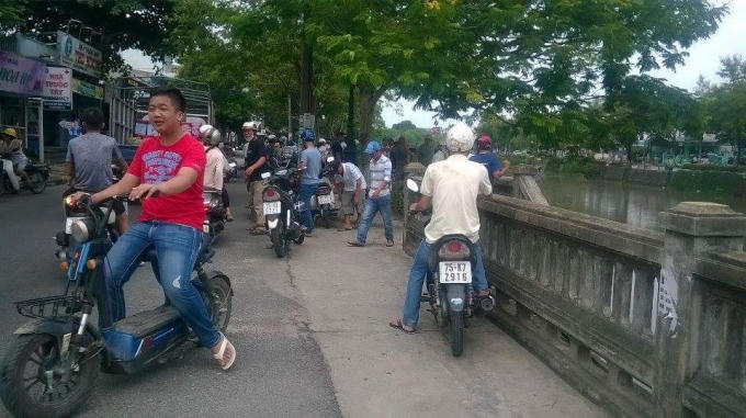 Người dân hiếu kỳ đến xem hiện tượng "bất thường"