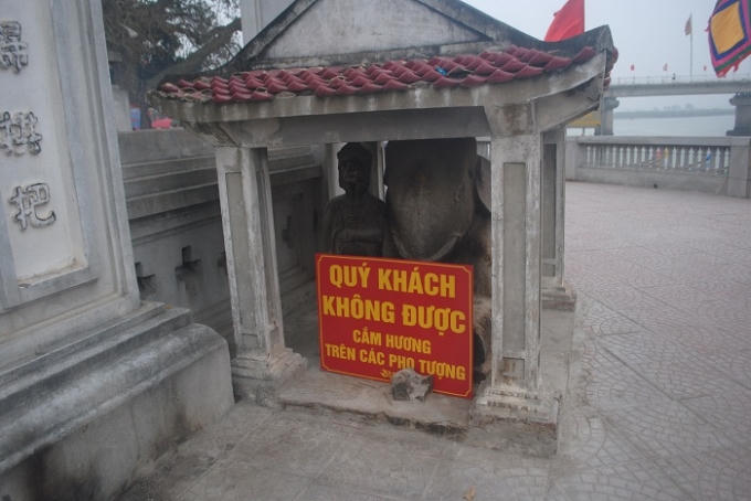 Tượng chú voi đá đã không còn bị "tra tấn" bởi cảnh đốt khói hương. (Ảnh Duy Ngợi).