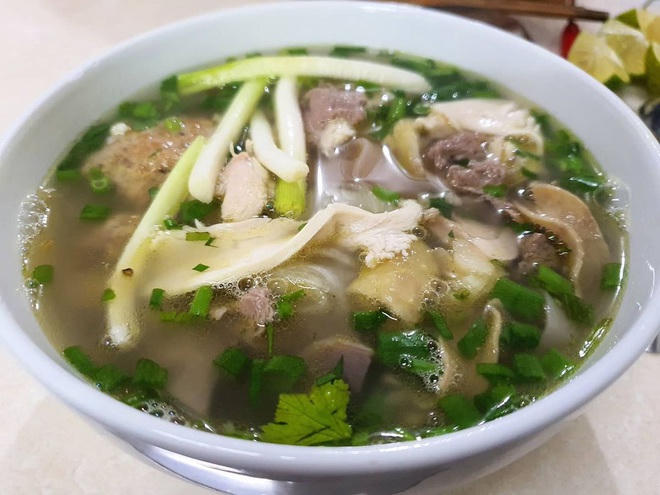 Bát phở Tráng Kìm Hà Giang nhiều thịt, nhiều bánh, hấp dẫn mọi du khách (Ảnh: thu___ha_).
